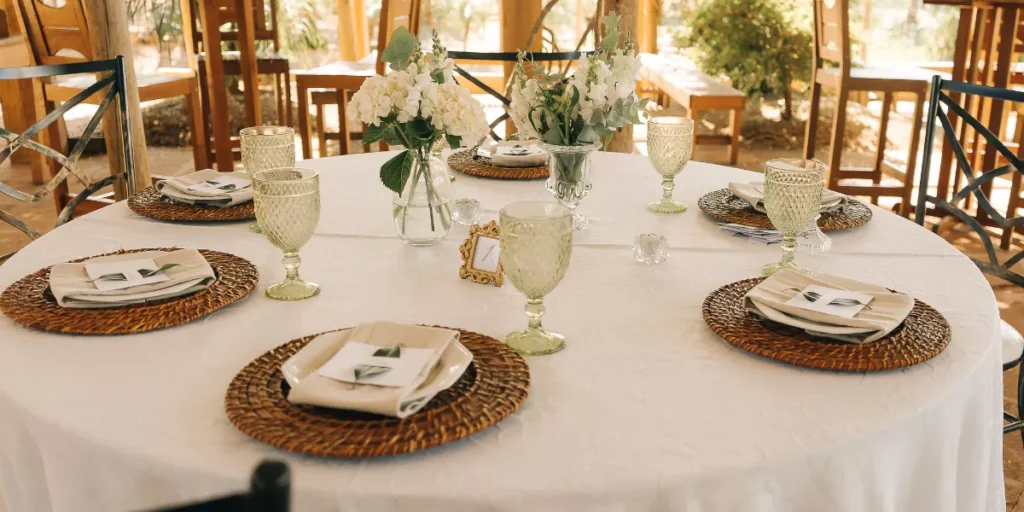 A Complete Guide to Festive Table Settings A Complete Guide to Festive Table Settings
