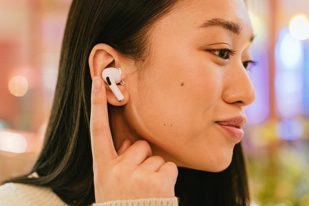 Which Headphones Are Better: Over-Ear or In-Ear? Which Headphones Are Better: Over-Ear or In-Ear?